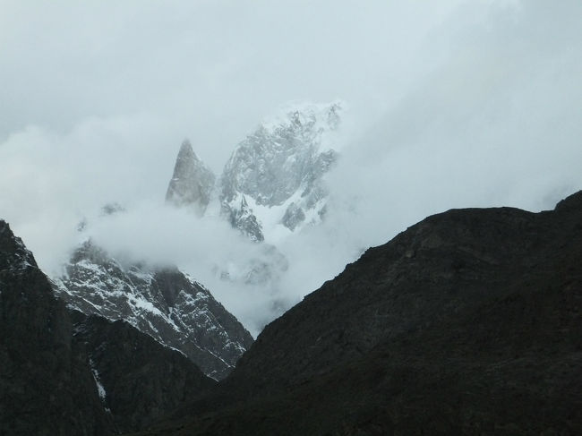 昨日はっきり見えたレディフィンガーも、ぼんやり薄っすらモヤの中。<br /><br />気が付いたら朝日は昇っていて時間切れ。<br />残念な思いもあるけれど、これはこれでしょうがないと、かろうじて見えたウルタル峰とレディーフィンガーに別れを告げ、展望地からの下山開始。