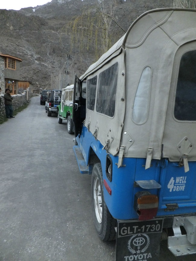 寒い中、ずっと待っていてくれたジープとドライバーさん。<br />