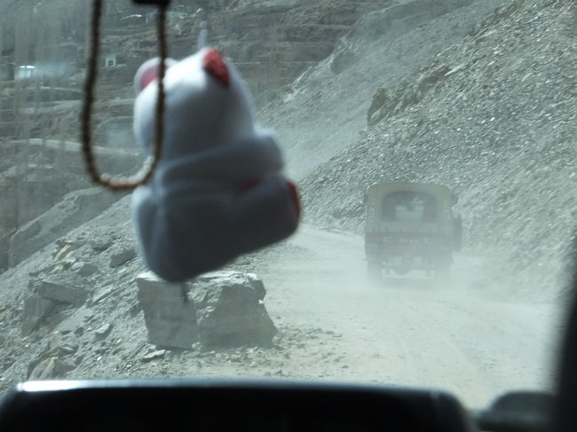 砂煙がジープの隙間から吹き込んで、コンタクトレンズに直撃。<br />花粉用の眼鏡が大活躍。