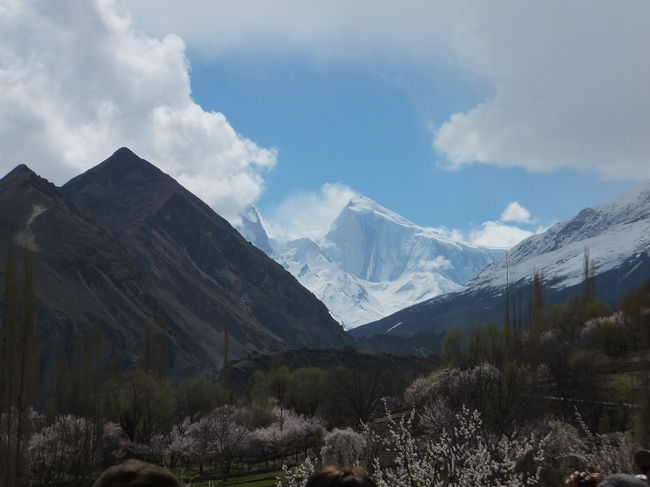 ホテルに戻り朝食を取った後、遠くを見つめるとようやく晴れ間が。<br />