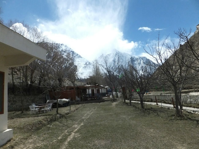 風にあおられている雪山が日にあたって眩しい。