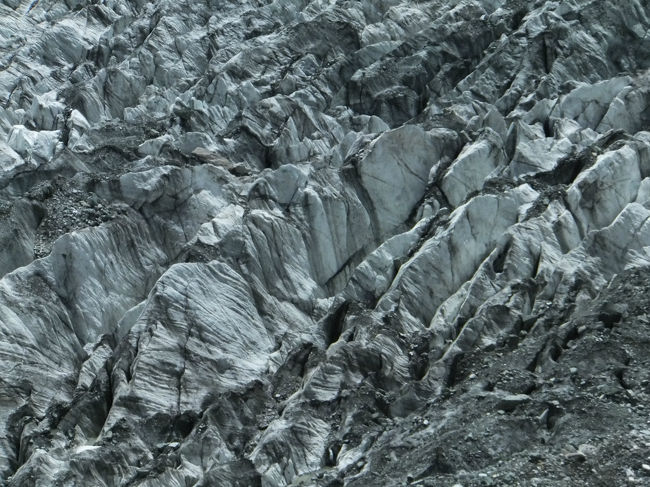 氷河のトレッキングツアーもあるとか。<br />楽しそうだけれど、どれだけ時間かかるんだろうな。