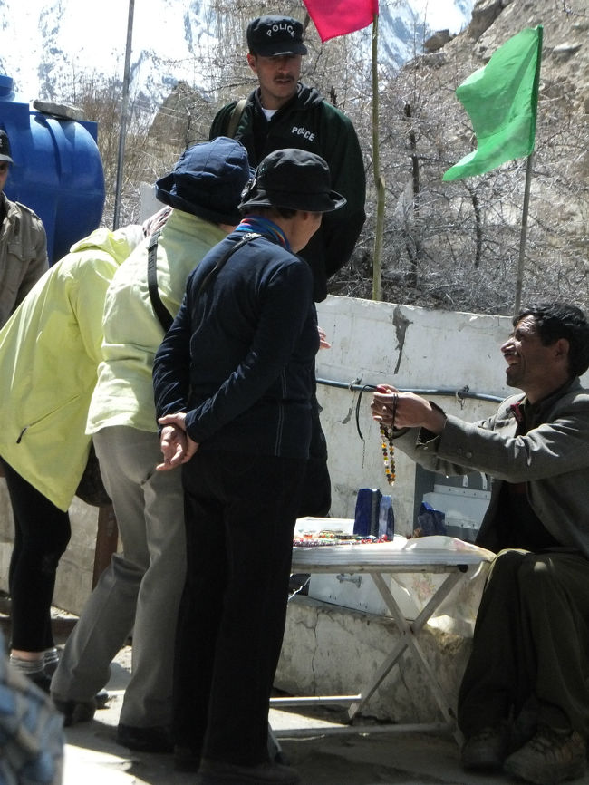 駐車場の空きスペースで、気がつけば、行きにはいなかったお兄さんが2人、即席売店を開いていた。<br />興味津々で、みんな何かしら購入。<br /><br />先導する警察は、我々の行動に興味津々。