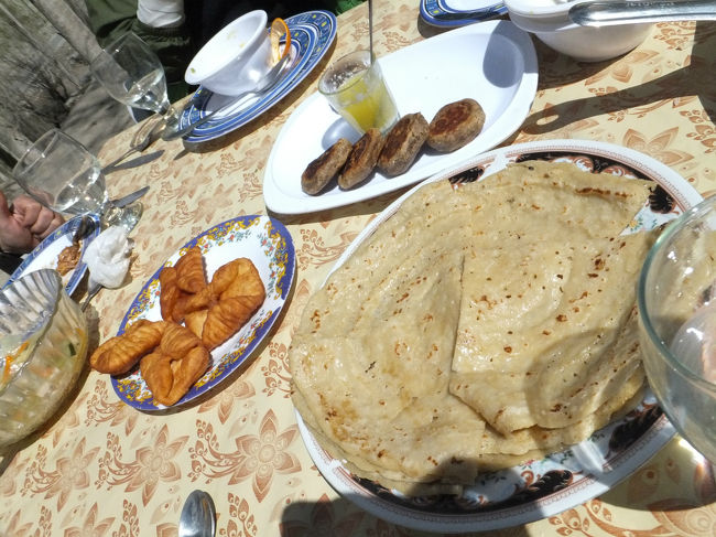 慣れてきたパキスタン料理と一緒に、さらにフンザの伝統料理も並べてくれた。<br /><br />ナンというより甘いクレープ生地のようなものや、アンズを使ったおやつなど、結構な量を食べつくした。<br />ここの料理人はオーナーで、彼は毎年、料理担当として登山者と一緒に7000m級の山に登る契約をしているとのこと。<br />登山で疲れたところにこんな料理出てきたら、相当嬉しいはず。<br /><br />