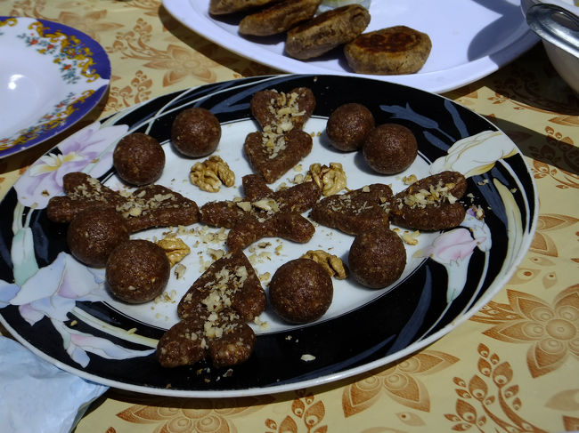 クッキーとおまんじゅうを足して２で割ったような食感。<br /><br />ひとまず午前中はこれで終了。<br />午後はアルチットから散策開始。