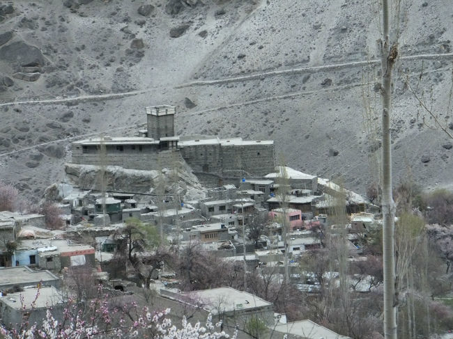 昼御飯終了後、今度はアルチットへ向う。<br />遠目に見えたアルチットフォート。<br />