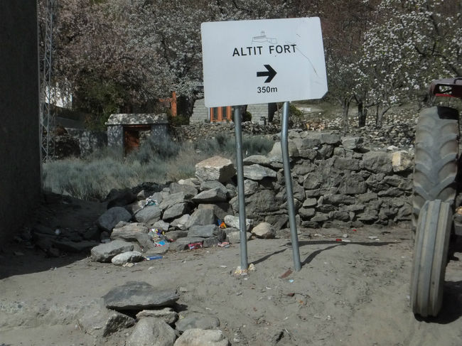 集落にバスは乗り入れできないので、手前で降りて徒歩でアルチットフォートに向かう。