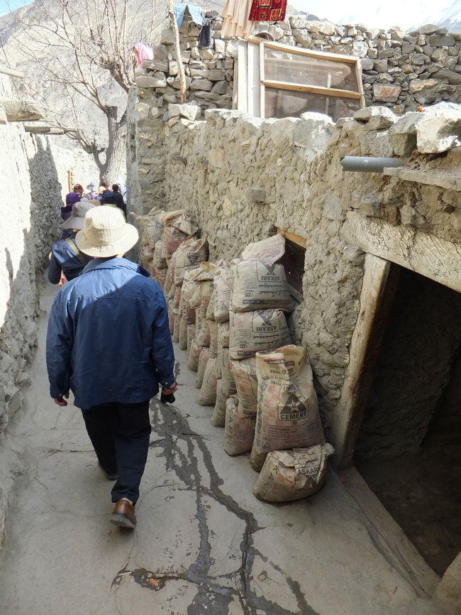 一度村の中に入ると、迷路のように路地が入り組んでいて、前の人を見失うと確実に迷子。