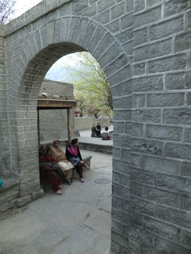 修復済みの門。<br />道や下水は整備されていて、町としての機能は整っている。