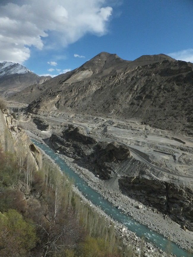 城切り立った崖の上に立っていて、すぐ裏はフンザ川が流れている。<br />結構な高さ。<br /><br />この川をはさんでフンザ村と長年対立をしていたとのこと。<br /><br />