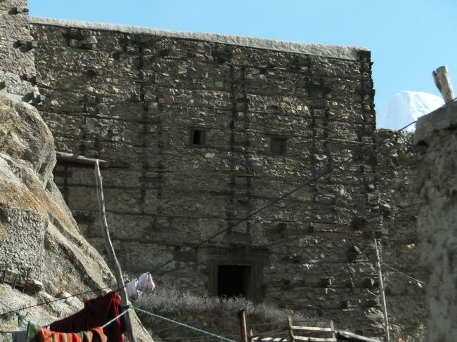 木の基礎に石と粘土で積み上げた壁。<br />腐食防止に表面を焼いてあるのか、色は黒い。<br /><br />全体的に石と土と木と砂でできた町。<br />なのに、硬く見えず素朴に思えるのは、所々で見える木の使い方だろうか。<br />