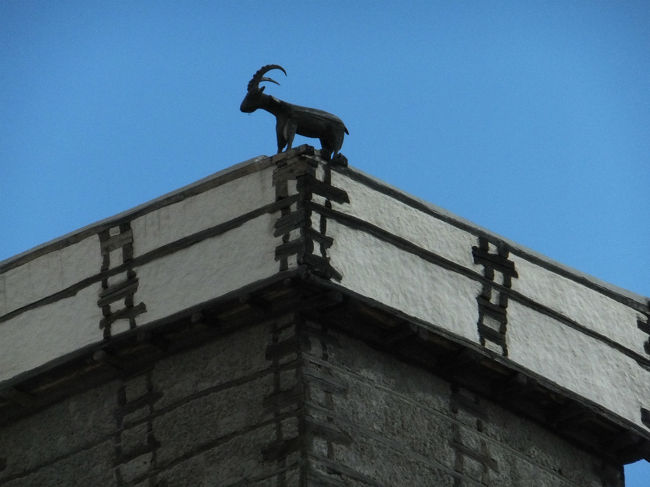 見張り台の頂点にはシンボルであるアイベクス(たぶん木彫り)<br />