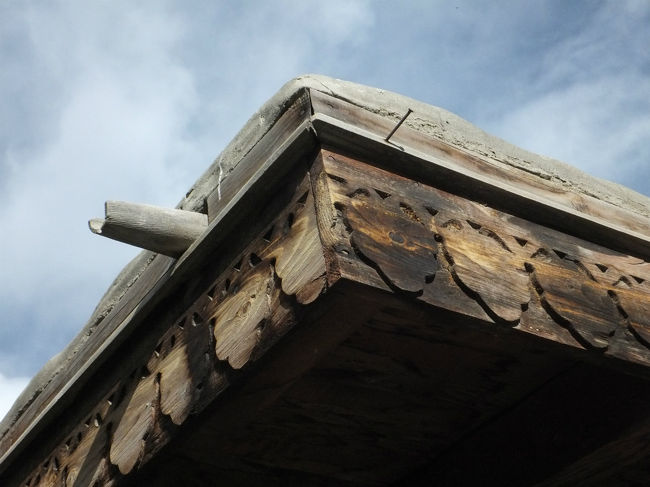 梁や柱にもアイベックスの模様が。<br />細かい意匠が、ところどころとてもかわいい。<br /><br />屋根に木の雨樋がとても新鮮。<br />