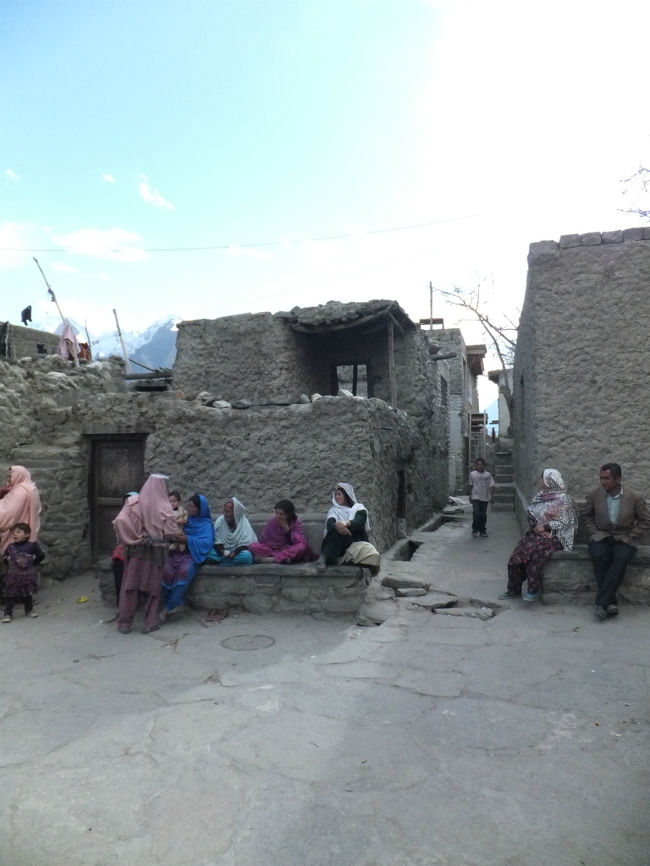 暑さが過ぎるまでは日陰で集まっておしゃべりは、和やかなこの町によく似合う。