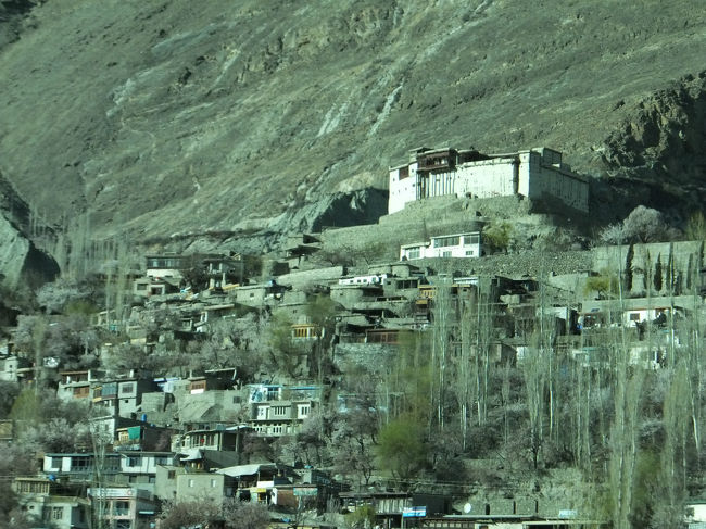 坂の上にあるバルチットフォートは、道幅が狭くてバスが通れず。<br />なのでこちらも途中から徒歩で向かう。