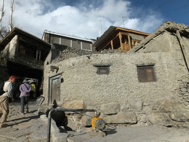 水道管むき出しの家。<br />冬場、凍結しないのか心配してしまう。<br />