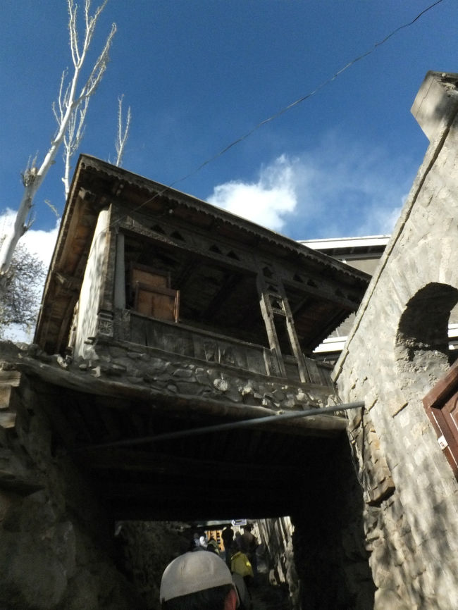 道の上にある部屋。<br />家のつくりがとにかく面白い。<br />ぜひとも間取りを知りたいものです。