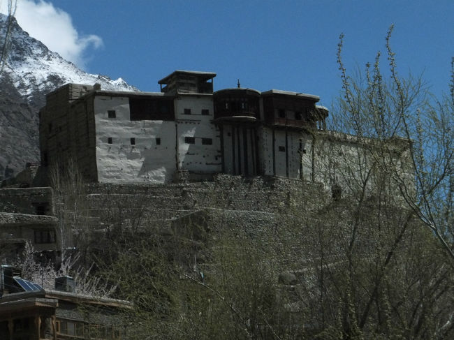 疲れて自分が斜めになっているのか、建物自体が斜めに建っているのか。<br /><br />