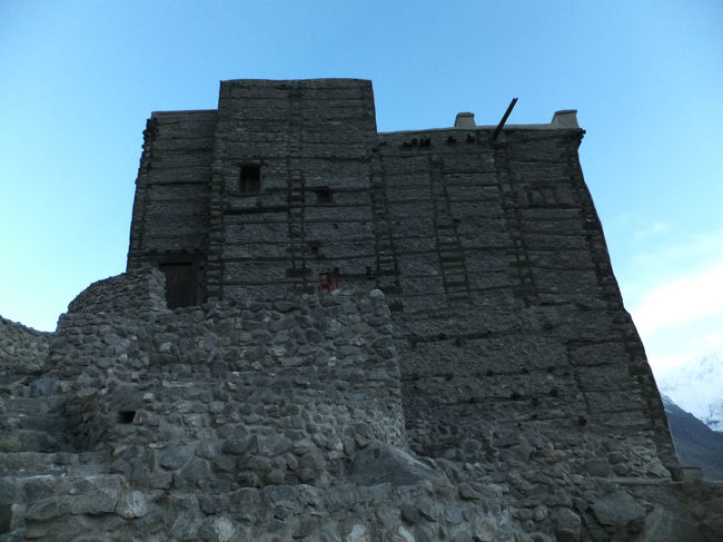 側面の壁はアルチットフォートと同じ、木の基礎に石と粘土。