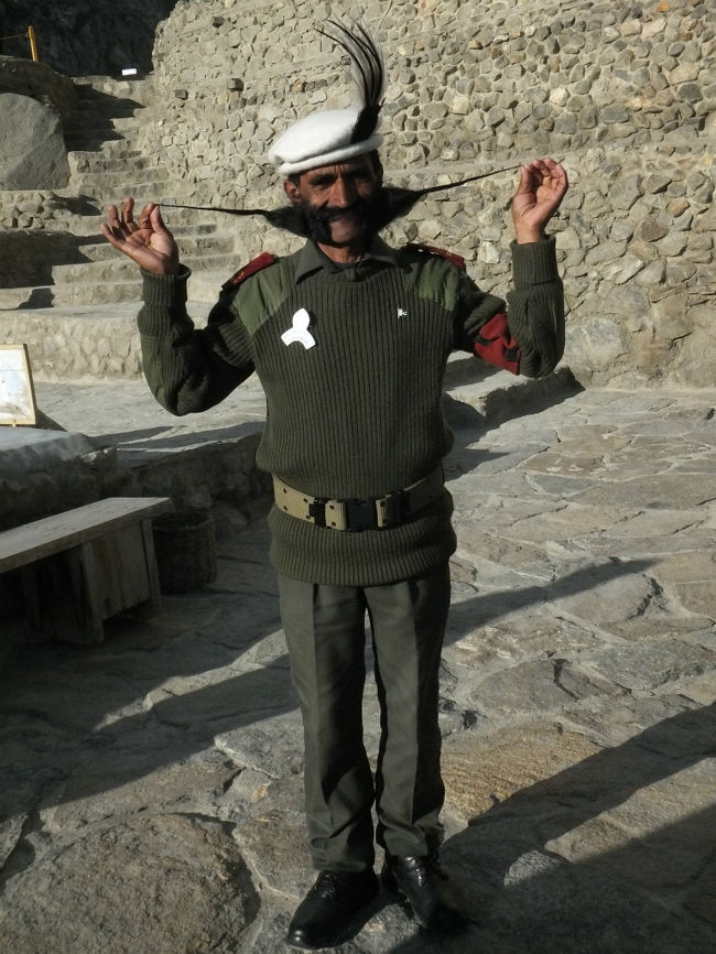 2007年に発行された、某旅行雑誌のパキスタン版に載っていた、名物警備員のおじさん発見。<br />まだまだお元気。<br />カメラを向けると自慢のひげを引っ張って伸ばしてくれます。<br />