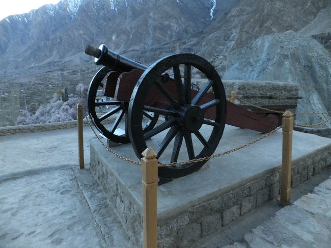 中庭には砲台もある。