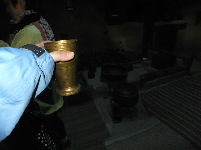 王族が使う食器は金や銀やスチール製。<br />細部の細工も見事で豪華なのがけれど、これが非常に重い。<br />かなりの筋トレになること間違いなし。<br />