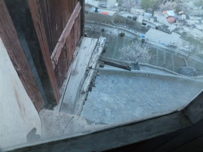 修復済みと分かっていても、この梁、柱、床でで支えられた出窓付近に近づくには勇気がいる。<br />手すりは存在しないから、要注意。