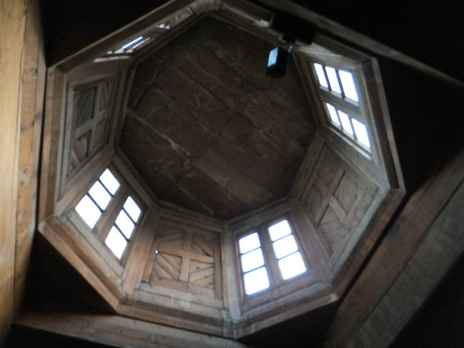 天井のつくりも、今まで見たことない形状と採光。