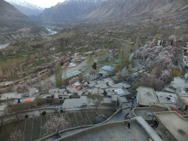 そして集落側。<br />ここから村人の生活を守っていた。<br />春はピンクに、秋は黄金色にそれぞれ染まる景色は絶景なハズ。