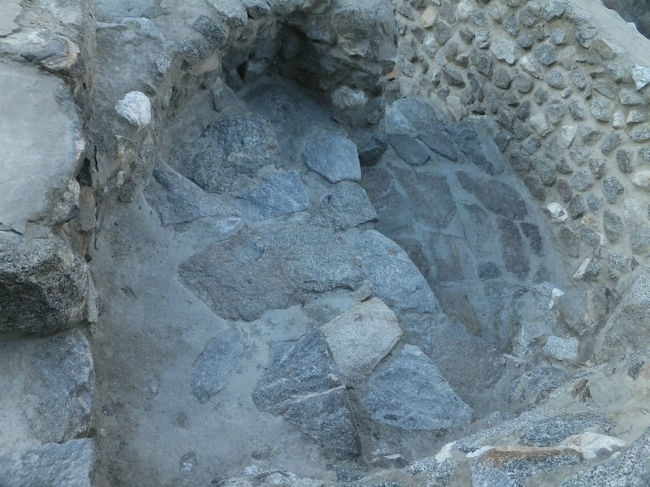 出口を出て、すぐ下を盛ると、石製の螺旋階段が。<br />切り出しの石でできた螺旋階段は見たことがあるが、この作りの螺旋階段は初めて見る。<br />最後の最後でテンションが上がったまま、この日の見学は終了。<br />歩いて帰れる距離なので、そのままホテルに徒歩で戻って今日のスケジュールは全部消化。