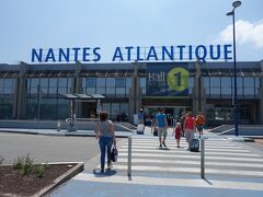 1日目　フランス→ポルト
フランスの西部「ナント空港」を出発。

≪7月15日（水）≫
15：00　ナント空港
15：30　搭乗手続き完了
16：00　搭乗
16：30　ナント出発　
↓飛行機(1h40)
17：10　ポルト到着（仏時間18：10）
17：30　手荷物受取り、メトロへ
17：35　メトロ切符購入
17：50　メトロ乗車
↓メトロ
18：25　Campo 24 Agosto駅
↓徒歩
18：40　宿到着
↓休憩、荷物整理
20：30　外出
↓散歩、スーパー
21：00　レストラン「Restaurante Romão」
↓徒歩
22：40　宿