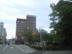 こちらが本館の舞鶴グラントホテル　右手は西舞鶴の駅です