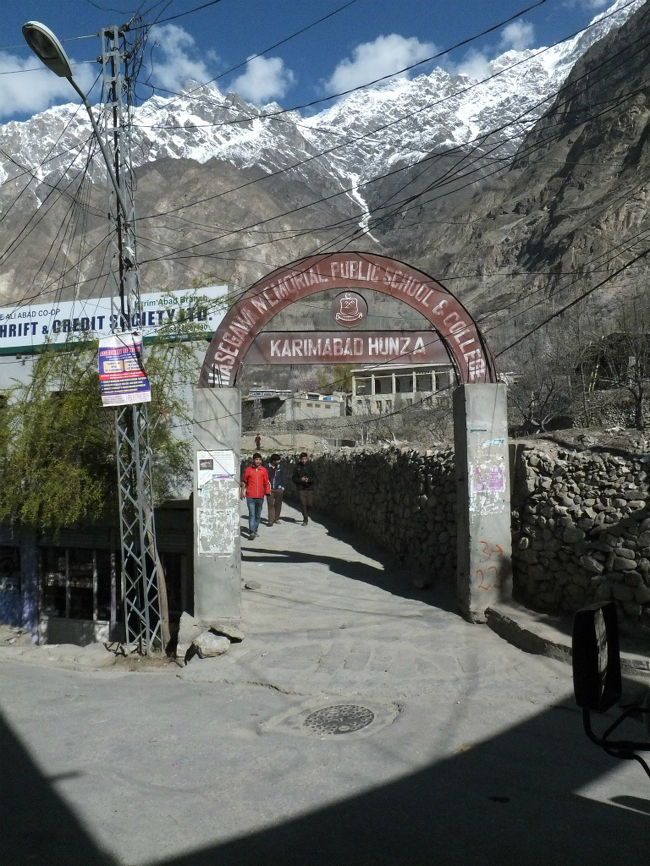 3泊したホテルを後にして、向かったのは長谷川メモリアルスクール。<br />ウルタル峰をすぐ傍に望むことのできるこの学校は、登山最中に亡くなった登山家、長谷川恒男さんの意思を奥様が形にしたもの。<br />申し訳ないことに、このツアーに参加するまで存在を知らなかった。<br />きっとこの学校のように、人と人とをつないでできた絆の形が、世界各国に沢山あるのだろう。