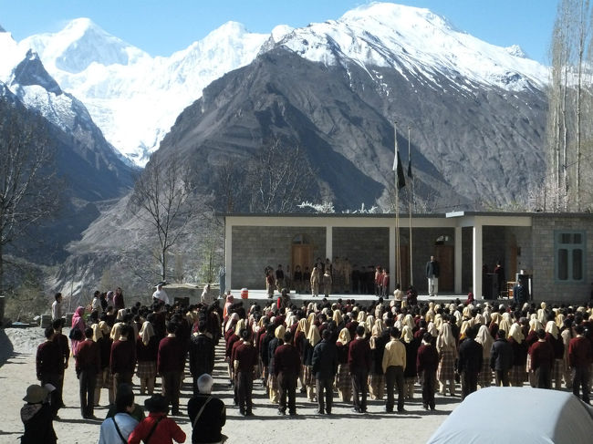 子供たちの笑顔に満ちた歓迎を受けて、しばし校内見学に。<br />校長先生が案内してくれました。<br />基本はガイドさんが通訳してくれますが、自分にもわかりやすい英語で説明してくれるので、聞き取りのできる方はそのまま聞くのがベスト。<br />