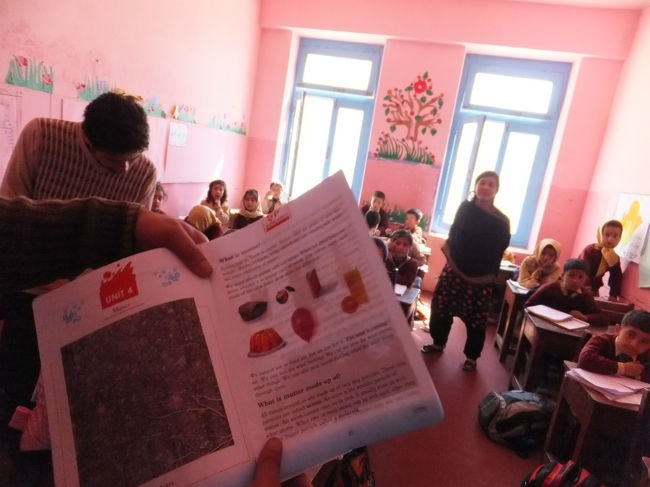 幼稚園から高校までの教育を受けることができ、すべての授業が英語で行われている。<br />教材も全て英語で、母国語は記されていない。<br />入学には試験が必要、国内でも難関の狭くて厳しい門とこと。<br />小学3年生の教室を見学させてもらったが、いやはや、日本の中学校英語が既にそこにあった。<br />学校内ですれ違う子供たちみんなが、流暢に英語で話しかけてくるのも納得。<br />