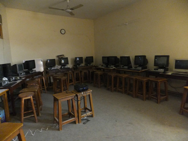 日本企業が寄付したパソコンルームもあり、ここは高校生が学ぶのだという。<br />教材を見ると、パソコンの組み立て・仕組みから学ぶようで、かなり本格的。<br />