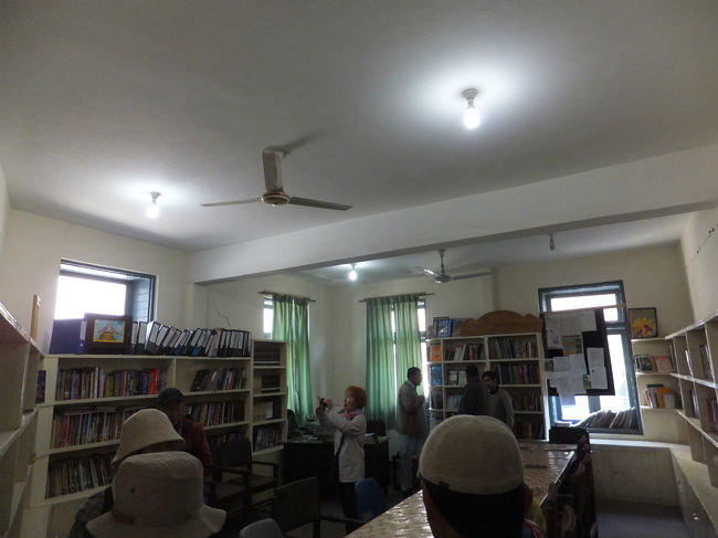 案内してくださった校長先生の話では、先生方も連日新しいことを学ぶために必死なのだという。<br />先生というのは、どこに行っても大変な職業だということは世界共通らしい。<br />母国語ではない英語の勉強、さらに予習復習、塾と、ここの子供たちの日常の勉強はかなりハードだ。<br /><br />