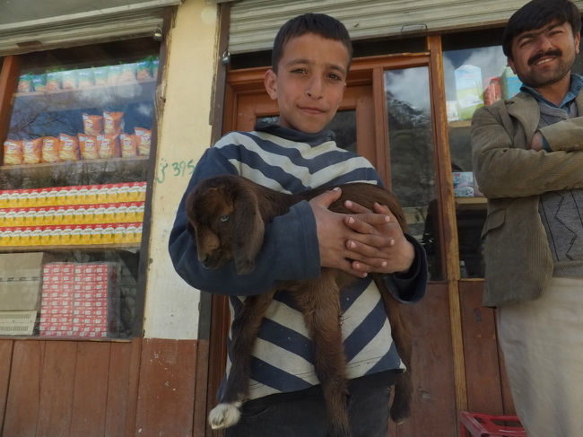 こちらは子ヤギを抱えた少年。<br />隣のお父さん(お兄さん？)もフレンドリーだった。