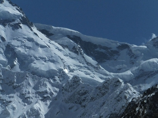 頂上拡大。<br />雪の厚み、凄いです。