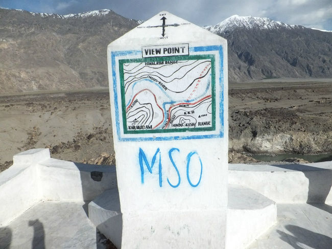 ヒマラヤ山系の西端領域、カラコルム山系、ヒンドゥークシュ山系の3つの山系がインダス川とギルギット川の合流地点で一堂に会している地質学的境界とのこと。<br /><br />地質学素人の私でも分かりやすいように地形図がある。<br />