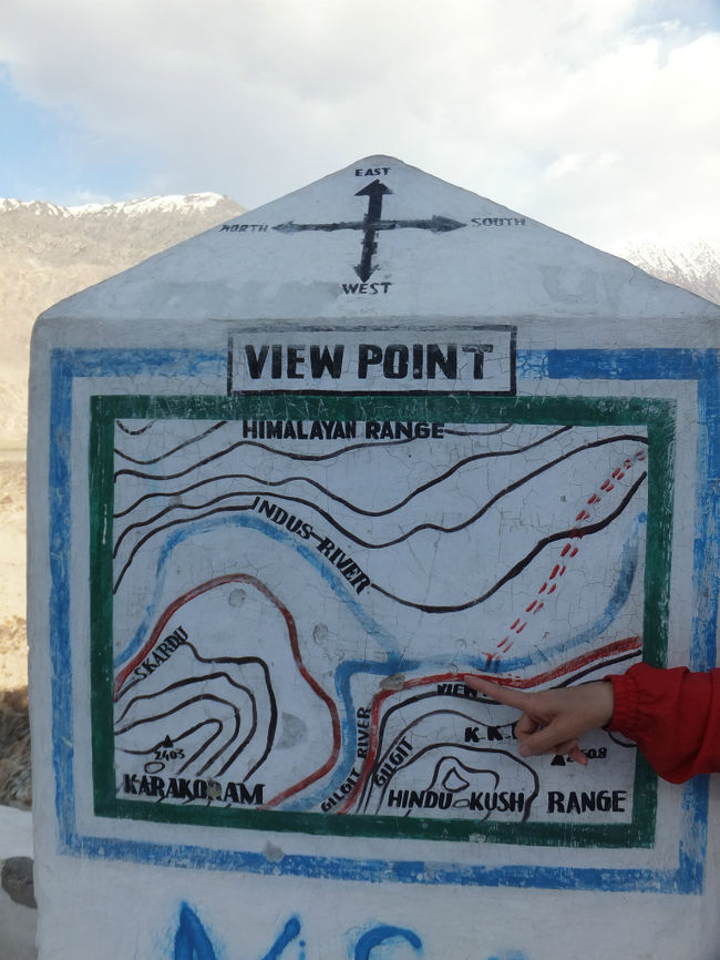 皆が触って擦れたのだろう、皮の合流地点であるところの色の剥げた場所は現在地ではないそうで、実際の現在地はもう少し右側。<br />指を指している位置が現在地。<br /><br />騙されてはいけない。。