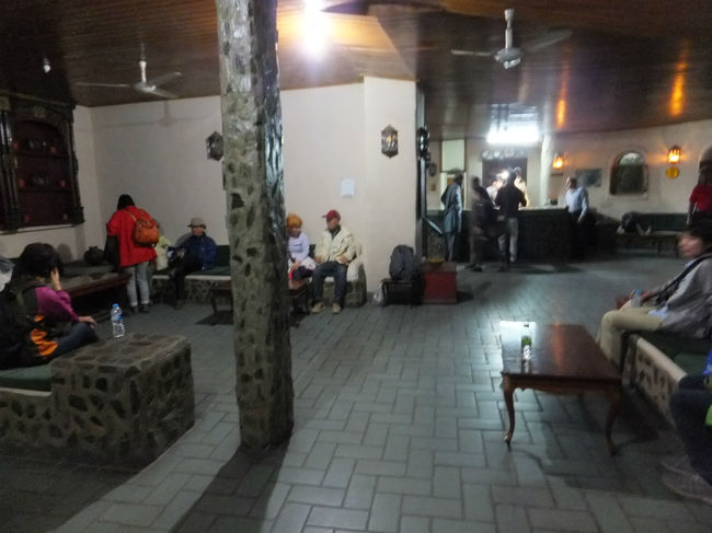 途中のプチ崖崩れもよけてトラブルもなく本日分の南下が終了、無事ホテルに到着して日程消化。<br />ホテルのロビーで一息ついてから晩御飯へ。<br /><br />ツアーも終盤、さすがに疲れが、、、見える？<br />むしろ、まだまだ元気かも。