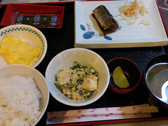 ●朝食＠沖縄オリエンタルホテル

ホテルでの朝食です。
和食を頂きました。
テレビで、台風情報してる…。
まだ北上せずに、本島によってきてるし…。