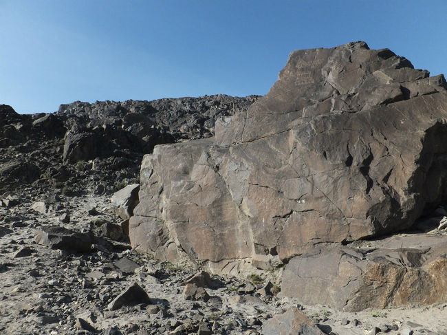 岩場でバスが止まる。<br />チラス郊外のインダス川沿いに多く存在する岩絵は侵略者や商隊、仏教徒、遊牧民などが道程にしるしとして残したものだといわれる。<br />場所によって書かれている絵柄は、大雑把なものから細かなものまで様々。<br />風化が激しいだろうが、よく残っているなと、感心する。<br /><br />現在、ダムの建設を検討しているらしく、そのダムを建設するとなると、この場所は水没するとのこと。<br />