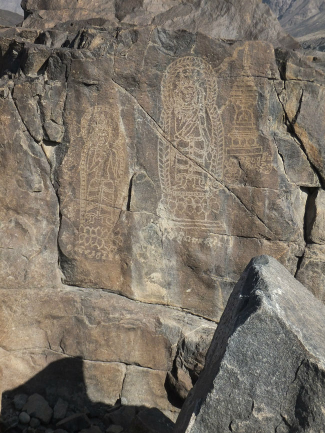 岩絵は1か所だけに密集しておらず、あちらこちらに点在している。<br />目立つものはバスに乗っていても、遠目からでも、ハッキリ見える。