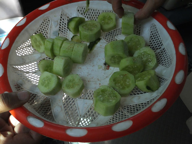 足止めとなると、集まってくるのは物売りの人々。<br />みんなが興味を引いたのが、キュウリ。<br />冷えたキュウリの皮をあるむいて輪切りにし、そこに岩塩と粉唐辛子をかけたシンプルなもの。<br /><br />