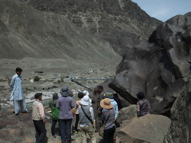 ここには岩絵を保存する係員が存在していた。<br />説明を聞いている間は、近寄ろうとする物売りを牽制してくれる、なんともありがたい係員のお兄さんである。