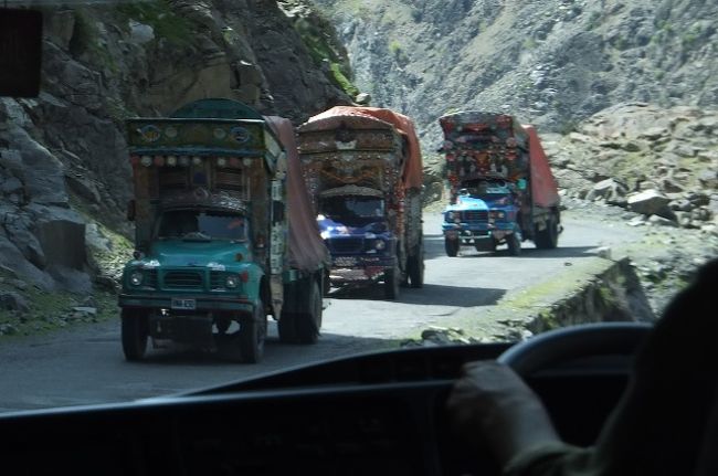 すれ違うデコトラもいつの間にか見慣れてしまって珍しくなくなってきた。<br />それでも、積荷の積む技術には毎度、感動する。<br />