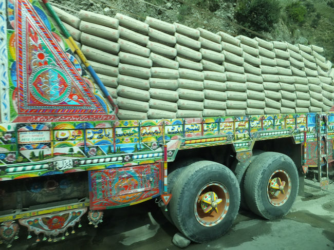 止めるロープも堰き止める板もなく、急カーブにも落ちない、すばらしい積む技術。<br />そして彼らは常にトラックを綺麗に保つために洗車を欠かさない。<br />