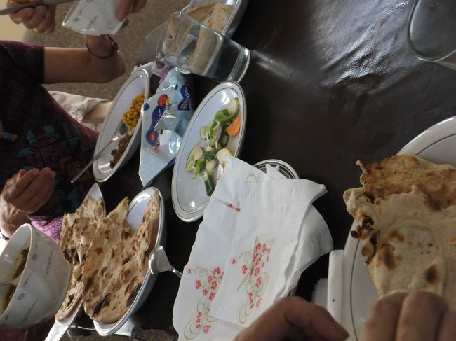 途中のダスーで昼食をとる。<br />ここもドライバーが寄るレストランで、観光客はあまり立ち寄らないとのこと。<br />急遽席を用意してもらい、こちらも慣れてきたパキスタン料理を食べる。<br />